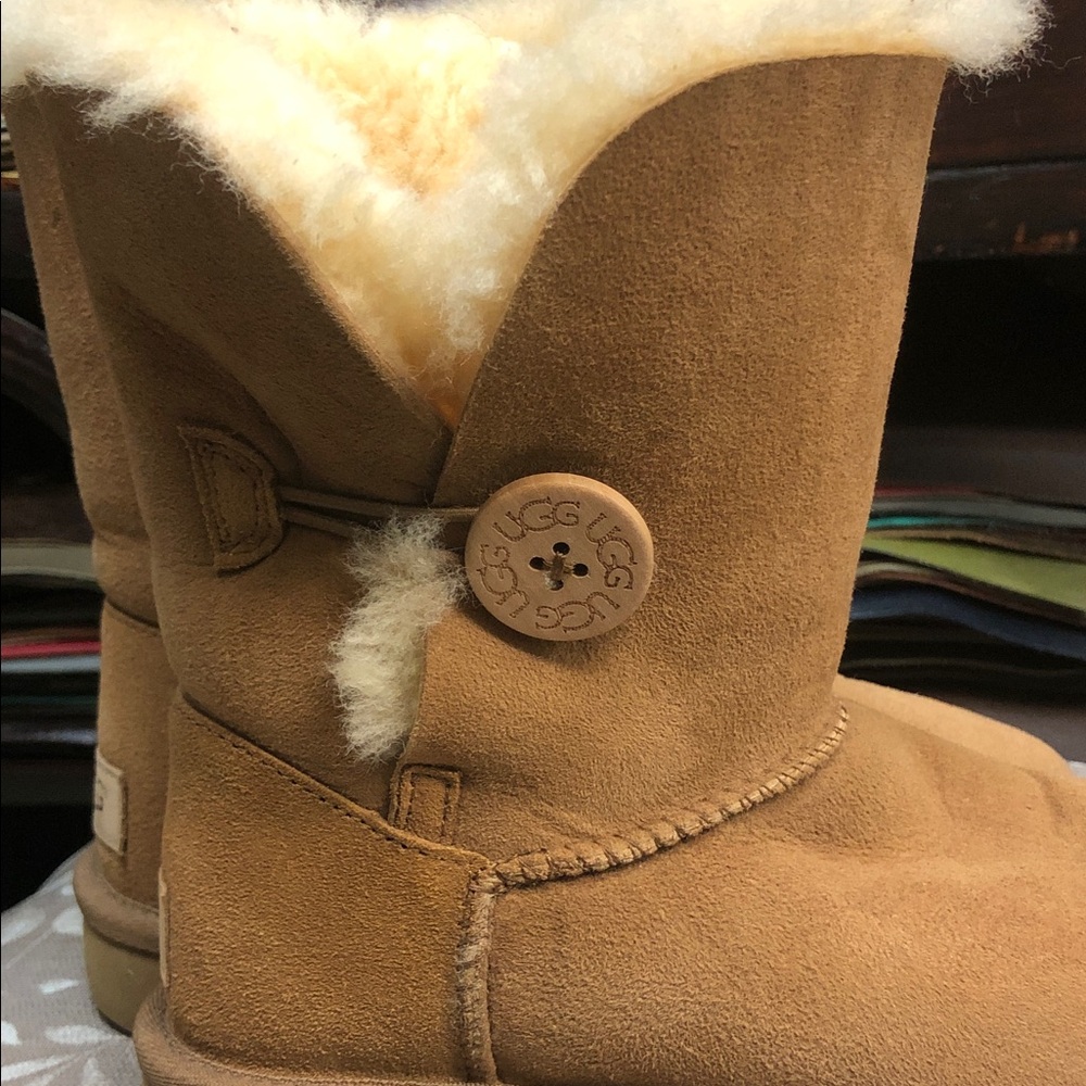 UGG Tan Bailey Button Boots LIKE NEW - Picture 3 of 6